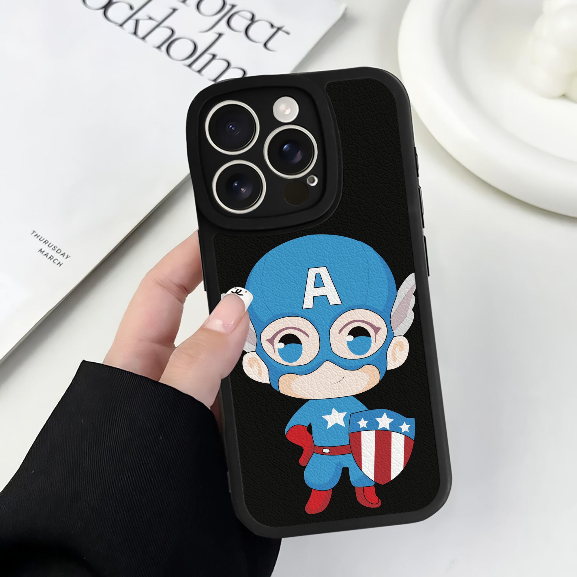 （画像用） アベンジャーズ The Avengers 【iPhone 16シリーズ対応】シリコンスマホケース（レザー調） 材質：シリコン